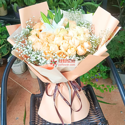 襄阳33朵香槟玫瑰百合，心里永远是你